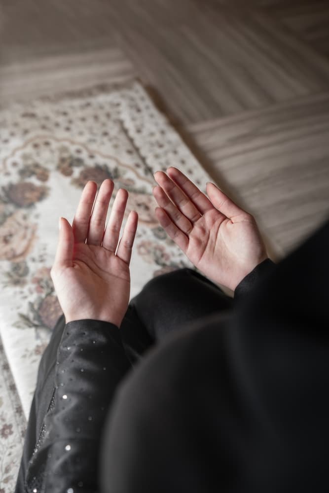 Muslim child praying